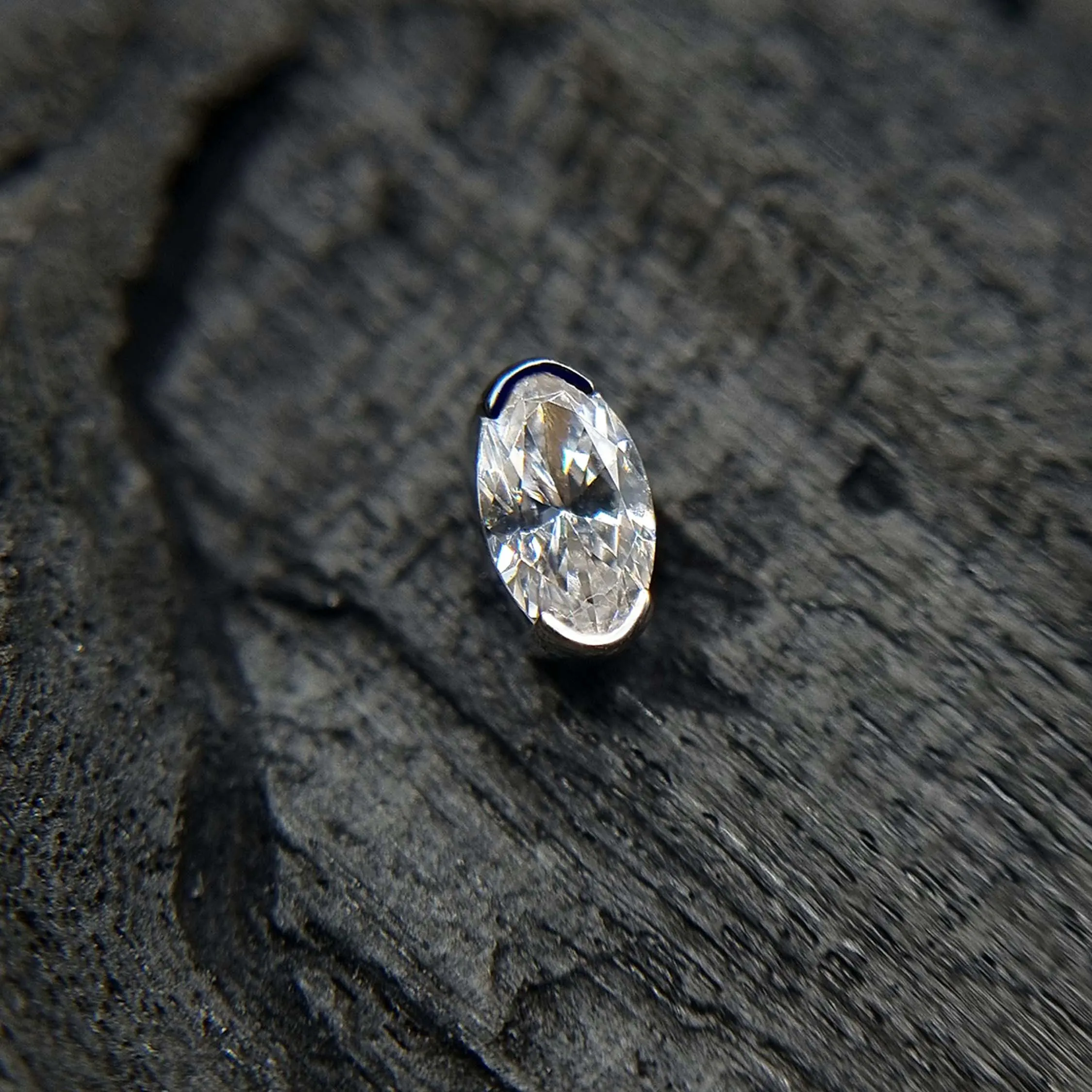 oval bezel white gold